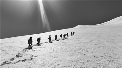 巡逻中的新疆军区克克吐鲁克边防连官兵。张  洋摄